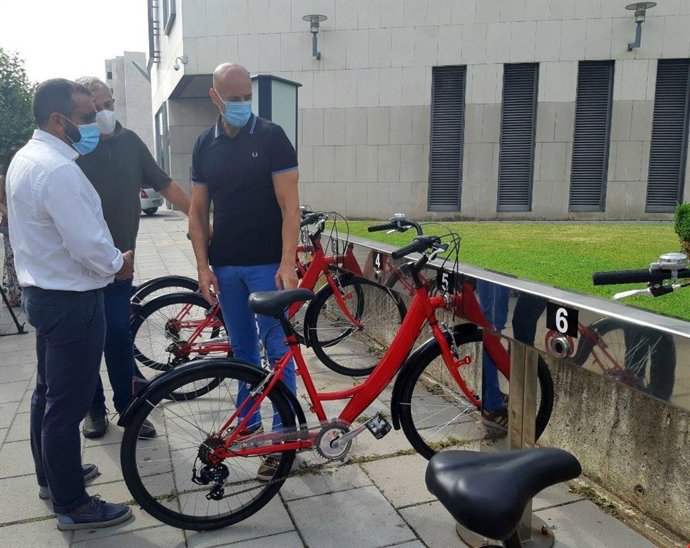 Diez en un punto de préstamo de bicis con las nuevas adquisiciones.