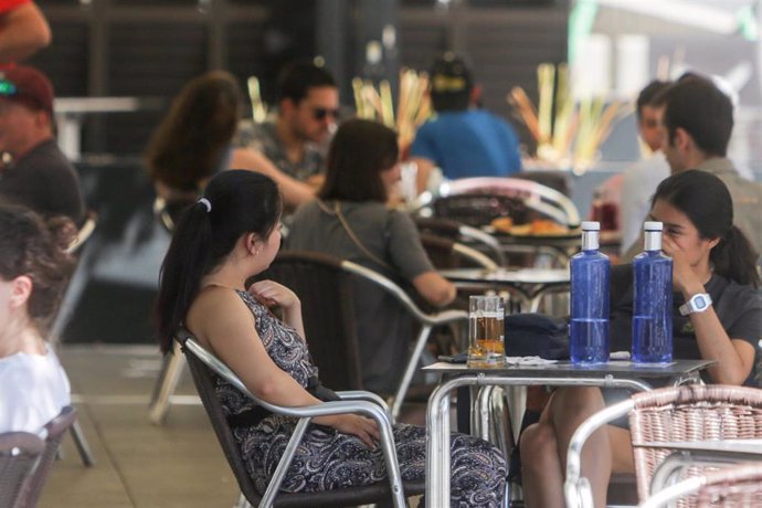 Varias personas en una terraza de un restaurante de Madrid 