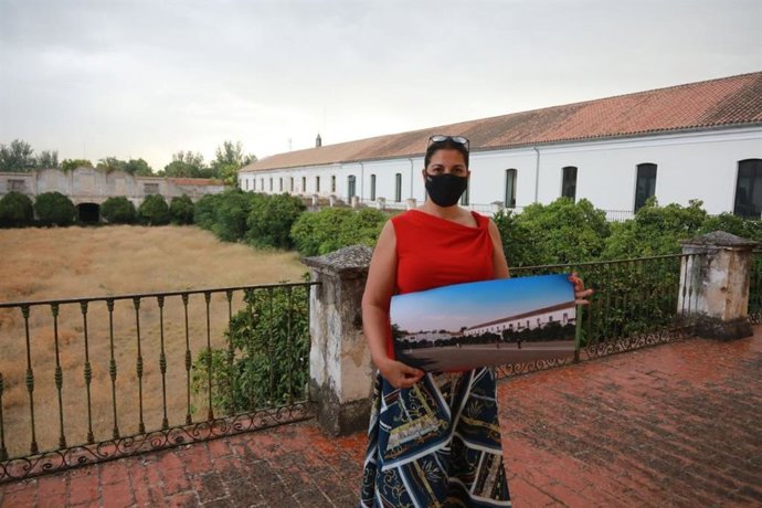La teniente de alcalde de Participación Ciudadana en el Ayuntamiento de Córdoba, Eva Contador, en el patio de la Casa Ciudadana