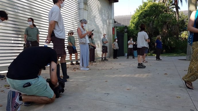 Una decena de trabajadores del Zoo de Barcelona se han concentrado este martes a las puertas del recinto para pedir que no se cierren las instalaciones por la pandemia del coronavirus