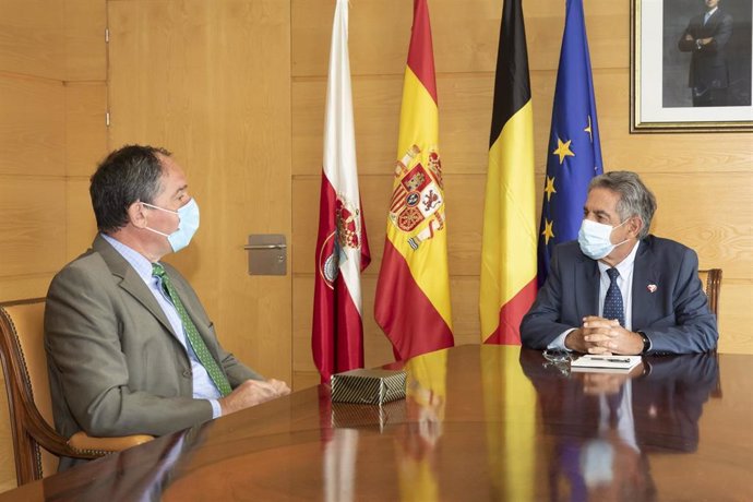 El presidente de Cantabria, Migue Ángel revilla, con el embajador de Bélgica en España, Marc Calcoen