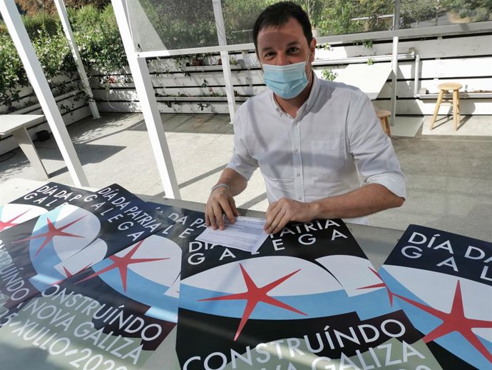 El secretario de Comunicación del BNG, Xavier Campos, presenta el cartel de la celebración del 25 de julio por parte de la formación.