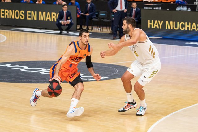 Alberto Abalde en un Valencia - Real Madrid