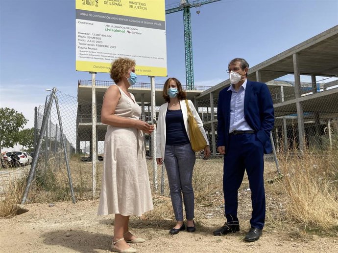 La subdelegada del Gobierno, Lirio Martín, junto a la subdirectora de Obras y Patrimonio del Ministerio de Justicia, María Luisa Miguel.