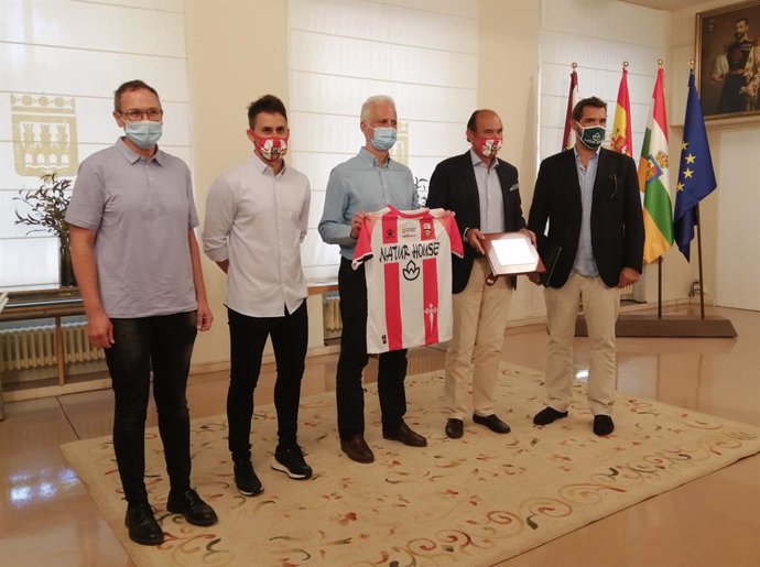 Fútbol.- El presidente del Logroñés anuncia que la mitad de la plantilla continu