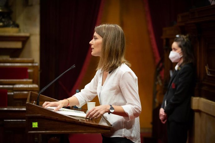 La presidenta de Catalunya en Comú Podem en el Parlament, Jéssica Albiach, interviene durante una sesión plenaria, en el Parlamento catalán, en la que se debate la gestión de la crisis sanitaria del COVID-19 y la reconstrucción de Catalunya.