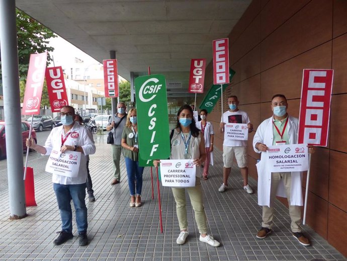 Imagen de este martes de la concentración de profesionales sanitarios en Córdoba.