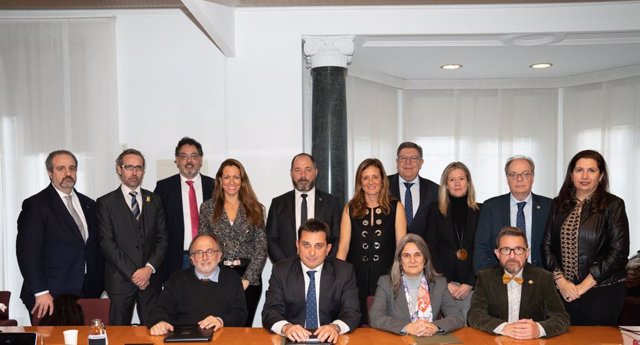La presidenta del Consell de l'Advocacia Catalana, Maria Eugnia Gay, y los 14 decanos de abogados que integran la entidad