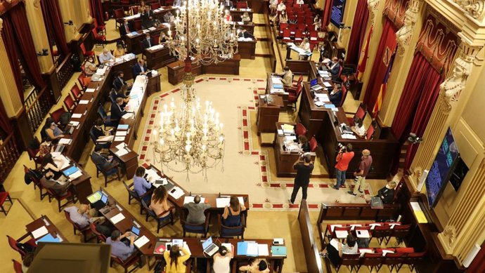 Sala de las Cariátides del Parlament en un momento de las sesiones plenarias de este martes.