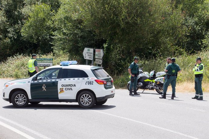 Agentes de la Guardia Civil en el tramo de la carretera LU-633, en el término municipal de Portomarín (Lugo).