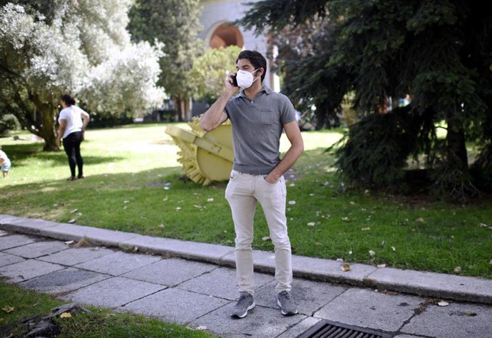 El torero Cayetano Rivera habla por teléfono durante la concentración realizada por componentes del mundo del toro como signo de protesta frente al Ministerio de Trabajo.