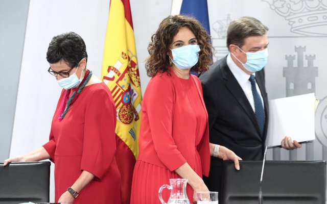 (I-D) La ministra de Asuntos Exteriores, Unión Europea y Cooperación, Arantxa González Laya; la ministra portavoz y de Hacienda, María Jesús Montero; y el ministro de Agricultura, Pesca y Alimentación, Luis Planas.