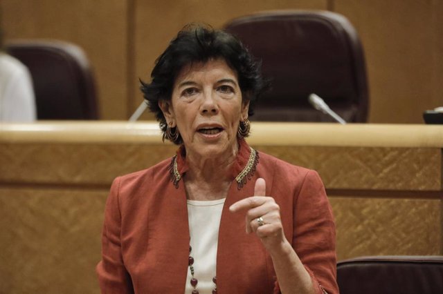 La ministra de Educación y Formación Profesional, Isabel Celaá, durante su intervención en una sesión de control al Gobierno en el Senado, en Madrid (España) 
