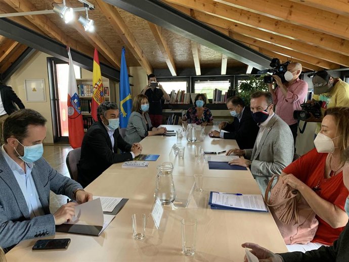 Encuentro en Cantabria entre los consejeros de Medio Rural y Cohesión Territorial de Asturias, Alejandro Calvo, y de Desarrollo Rural, Ganadería, Pesca, Alimentación y Medio Ambiente de Cantabria, Juan Guillermo Blanco