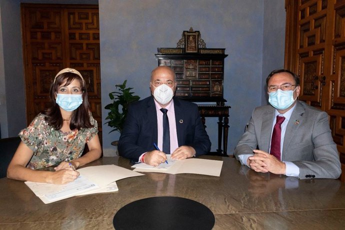 El presidente de la Diputación, Antonio Ruiz (centro), firma el convenio con el Ayuntamiento de Luque