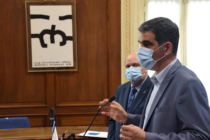 El concejal de Hacienda, Jaime Domínguez-Macaya, y el alcalde, Eneko Goia