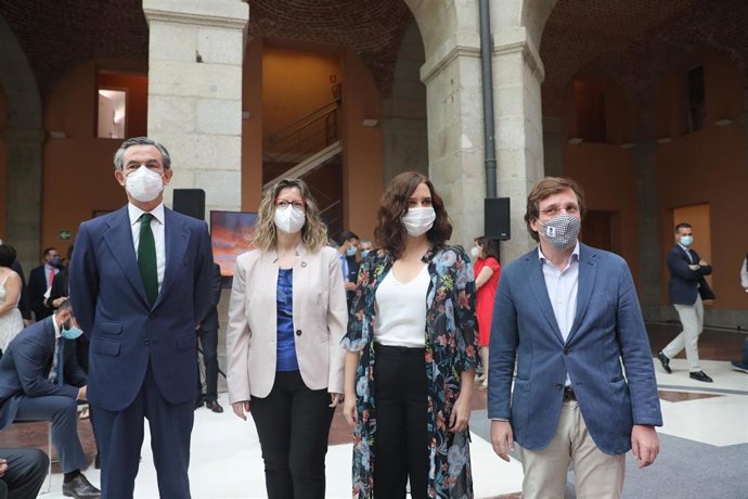 El presidente de Distrito Castellana Norte, Álvaro Aresti, la presidenta de la Comunidad de Madrid, Isabel Díaz Ayuso, y el alcalde de Madrid, José Luis Martínez Almeida, durante el acto de presentación de la maqueta del proyecto final Madrid Nuevo Norte