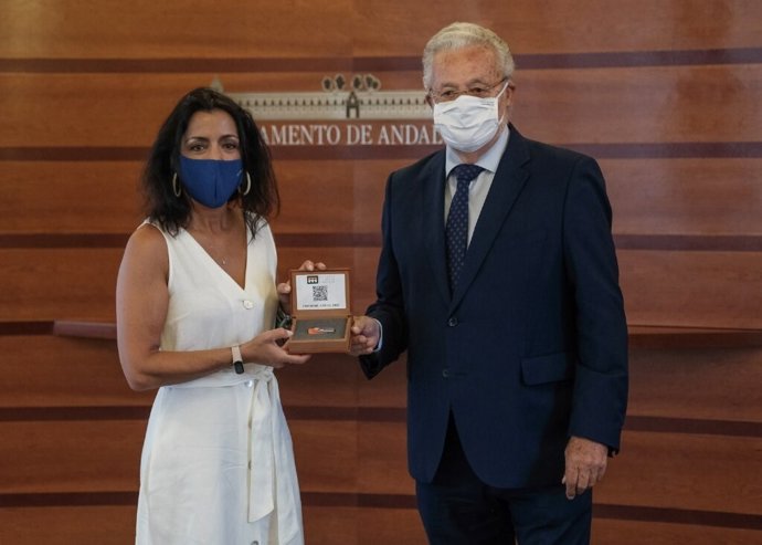 La presidenta del Parlamento, Marta Bosquet, recibe el informe del Menor de 2019 de manos del Defensor del Pueblo andaluz, Jesús Maeztu.