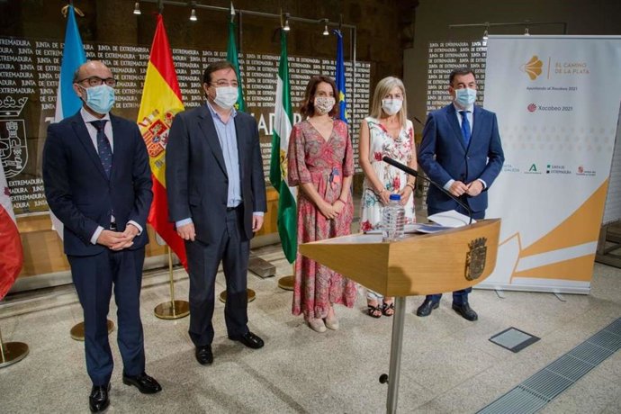 Los consejeros de Cultura de Extremadura, Galicía, Andalucía y Castilla y león con el presidente de la JUnta