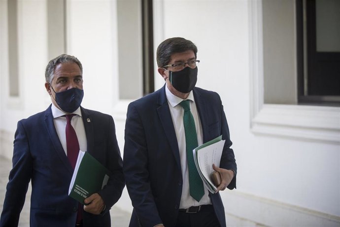 El vicepresidente y consejero de Turismo, Regeneración, Justicia y Administración Local, Juan Marín, y el consejero de la Presidencia, Administración Pública e Interior y portavoz del Gobierno, Elías Bendodo, de camino a la rueda de prensa tras el Conse