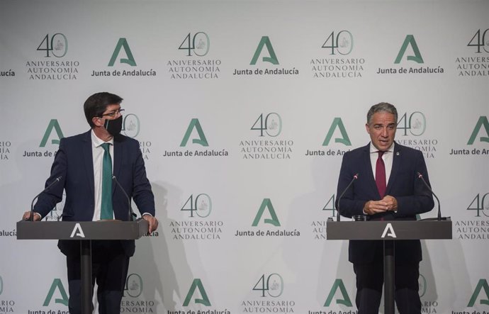 El vicepresidente de la Junta de Andalucía, Juan Marín (i), junto al consejero de presidencia, Elías Bendodo (d), en la rueda de prensa posterior a la reunión del Consejo de Gobierno. 