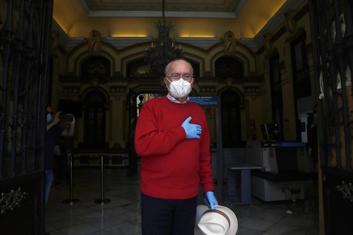 Imagen de archivo del alcalde de Málaga, Francisco de la Torre a su llegada al Ayuntamiento después de estar de baja. mayo 2020