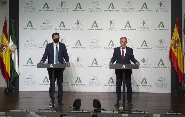 El vicepresidente de la Junta, Juan Marín (i), junto al consejero de presidencia, Elías Bendodo (d), en la rueda de prensa posterior a la reunión del Consejo de Gobierno. En el Palacio de San Telmo, Sevilla (Andalucía, España), a 21 de julio de 2020.