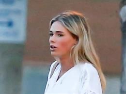 Ana Soria disfruta de un almuerzo con amigas en un chiringuito de playa.