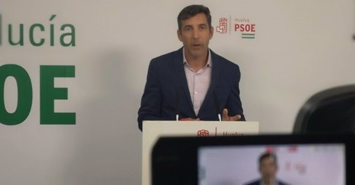 El senador socialista onubense Jesús González en rueda de prensa.
