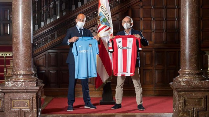 Aitor Elizegi (izda) y Edorta Salegi tras la firma del acuerdo entre el Athletic y el Antiguoko