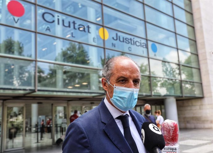 El expresidente de la Comunidad Valenciana Francisco Camps, atiende a los medios de comunicación a su salida de la Audiencia Nacional donde ha comparecido como testigo en el juicio contra la trama Gürtel por los presuntos amaños en la contratación de la