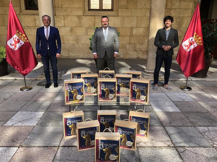 Moran (C) con el material enviado a las casas de León en America,