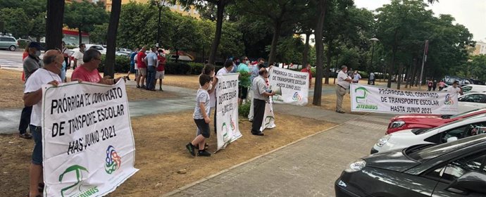 Imagen de la concentración de las empresas de transporte escolar y discrecional ante la Delegación de Educación en Sevilla.