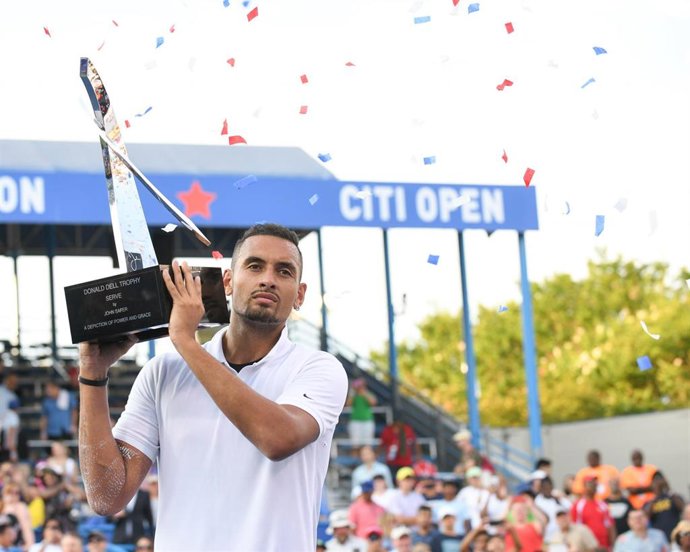 El australiano Nick Kyrgios levanta su trofeo de campeón del torneo de Washington de 2019