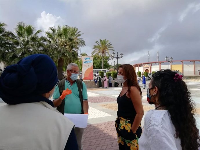 La delegada territorial de Turismo, Regeneración, Justicia y Administración Local en Huelva, María Ángeles Muriel, en una de las carpas en las que se realizan las pruebas PCR.