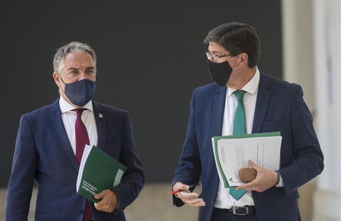 El vicepresidente de la Junta, Juan Marín (d), junto al consejero de Presidencia, Elías Bendodo (i), llegan a la rueda de prensa tras la reunión del Consejo de Gobierno. En el Palacio de San Telmo, Sevilla (Andalucía, España), a 21 de julio de 2020.