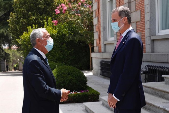 El presidente de Portugal, Marcelo Rebelo de Sousa, y el Rey Felipe VI, recibiéndole en el Palacio de la Zarzuela, en Madrid, el 21 de julio de 2020.