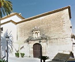 Cruz por los caídos situada junto a la fachada de la Iglesia de las Carmelitas Descalzas de Aguilar de la Frontera.