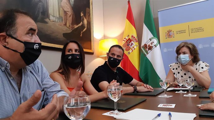 Imagen del encuentro de la delegada del Gobierno, Sandra García, con una representación de CSIF Andalucía, encabezada por su presidente, Germán Girela.