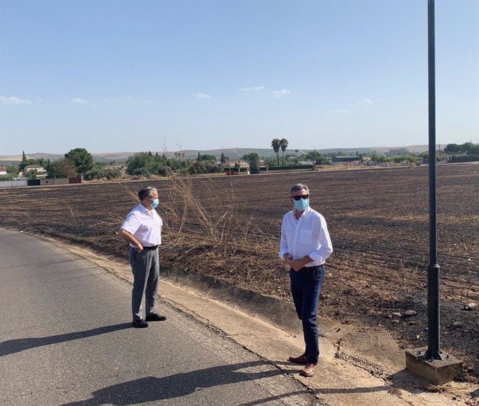 El presidente de la GMU, Salvador Fuentes (izda.), y el delegado de Seguridad, Miguel Ángel Torrico, visitan la zona afectada por los incendios