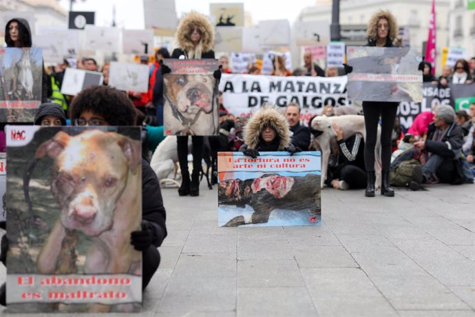 Participantes en la manifestación en Madrid "contra la caza, el maltrato, el abandono y la matanza" de perros de caza sostienen carteles, en Madrid (España) a 2 de febrero de 2020.