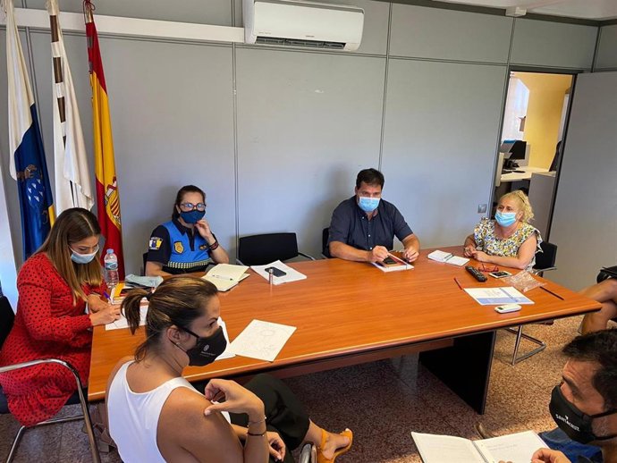 La segunda teniente de alcalde y concejal de Seguridad Ciudadana, Vial y Movilidad del Ayuntamiento de Santa Cruz de Tenerife, Evelyn Alonso, preside una reunión para abordar los problemas de acceso a la playa de Las Teresitas