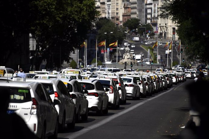 Taxistas permanecen estacionados en vías cercanas a la Puerta de Alcalá durante una macroconcentración de vehículos convocada por la Federación Profesional del Taxi de Madrid y Élite Taxi, en Madrid (España).