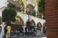 Los afectados por los incendios de los asentamientos siguen concentrados en el Ayuntamiento de Lepe (Huelva)