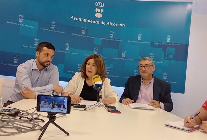 La alcaldesa de Alcorcón, Natalia de Andrés, y el concejal de Seguridad, Organización Interna y Atención Ciudadana, Daniel Rubio, en rueda de prensa.