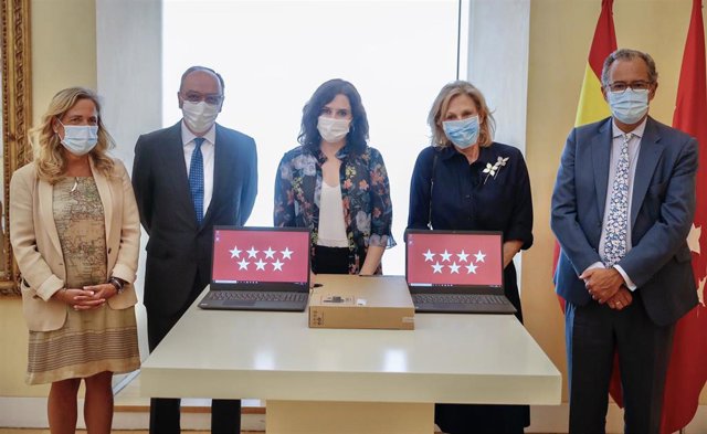 La presidenta de la Comunidad de Madrid, Isabel Díaz Ayuso,  y la presidenta y  fundadora de la Fundación AGH, Anna Gamazo Hohenlohe, en la entrega de 1.500 ordenadores para alumnos sin recursos