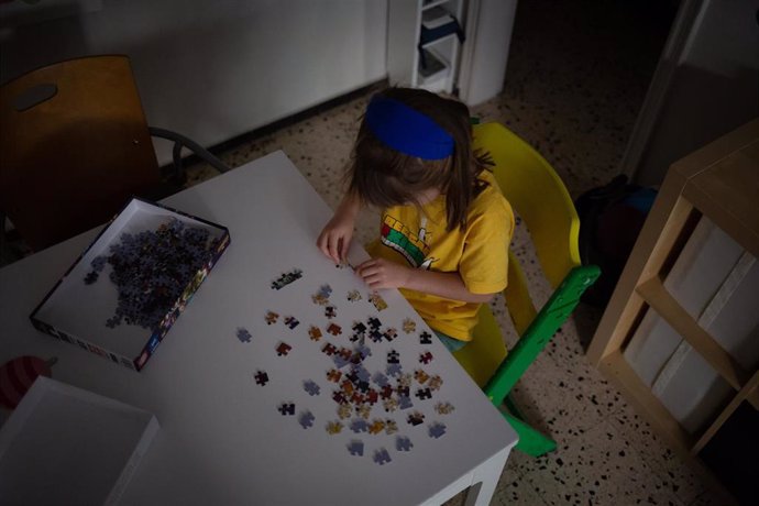 Una niña juega en su domicilio de Barcelona . En Barcelona, Cataluña, (España), a 25 de abril de 2020.