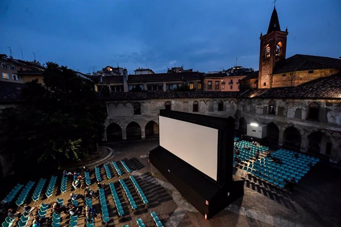 Un cine al aire libre en Italia durante la pandemia de coronavirus