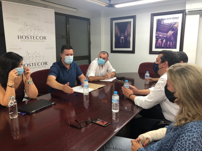 El alcalde de Córdoba, José María Bellido (dcha.), en la reunión con Hostecor