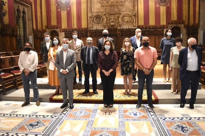 La alcaldesa de Barcelona, Ada Colau; el primer teniente de alcalde, Jaume Collboni, y todos los líderes de los grupos municipales han presentado la tarde de este martes el Pacto por Barcelona